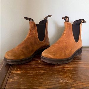 Blundstone “Tobacco” suede boots